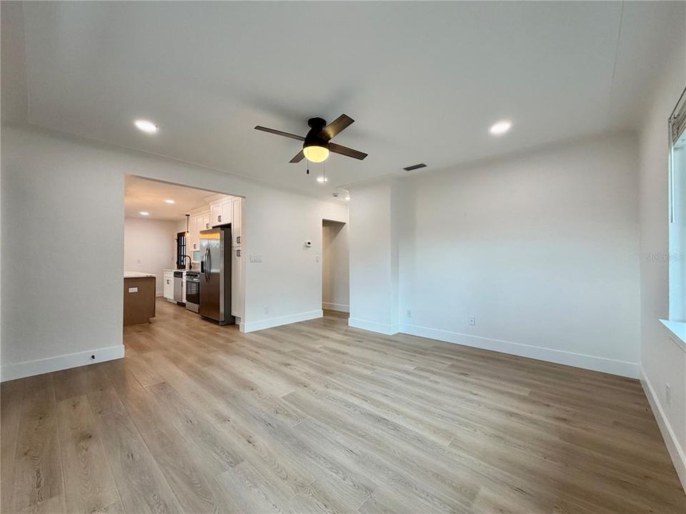 For Rent: $2,450 (2 beds, 1 baths, 906 Square Feet)