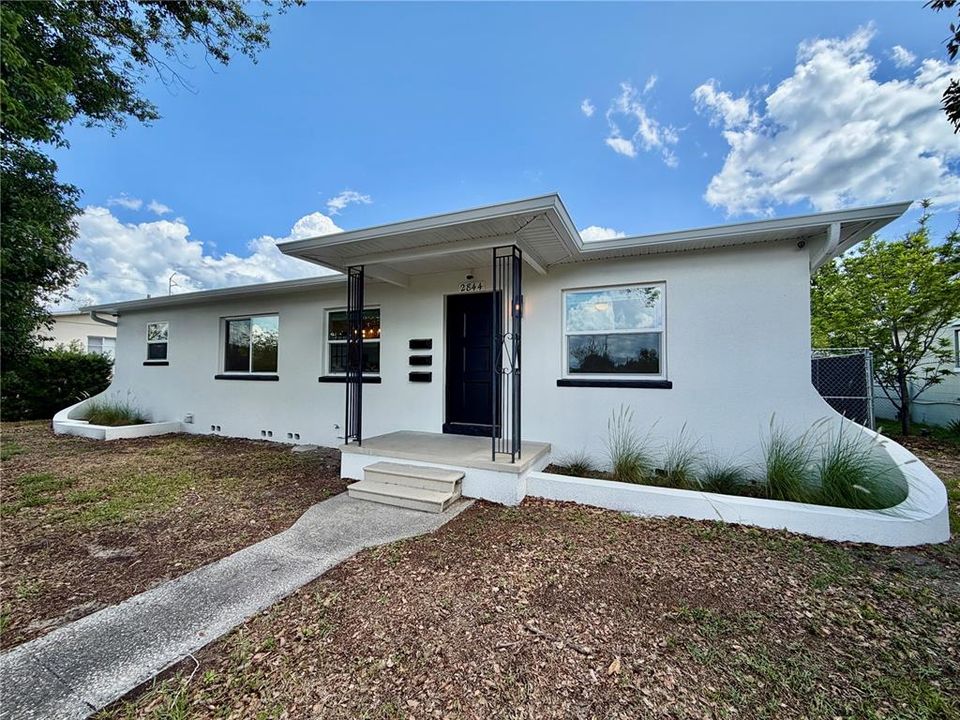 For Rent: $2,450 (2 beds, 1 baths, 906 Square Feet)