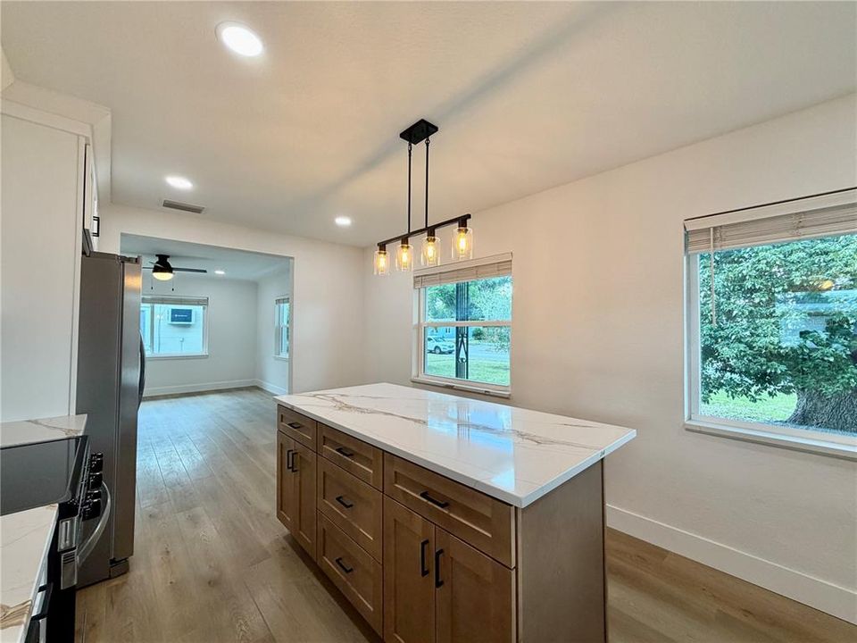 For Rent: $2,450 (2 beds, 1 baths, 906 Square Feet)
