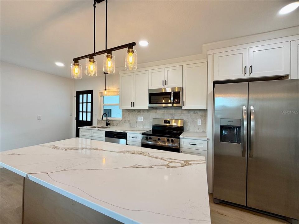 For Rent: $2,450 (2 beds, 1 baths, 906 Square Feet)