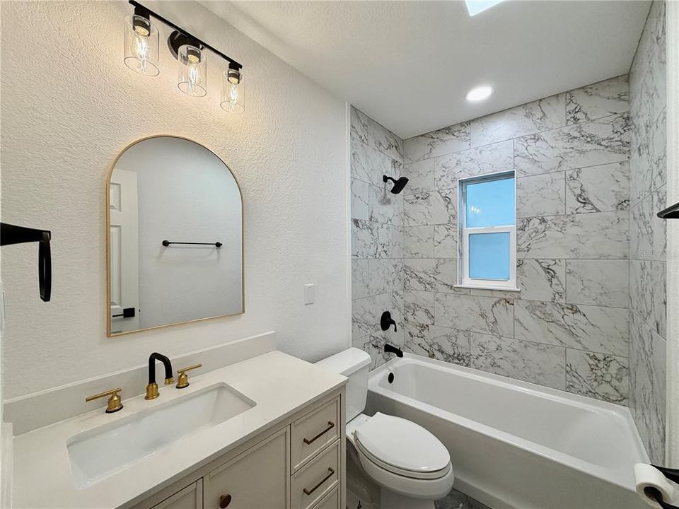 For Rent: $2,450 (2 beds, 1 baths, 906 Square Feet)