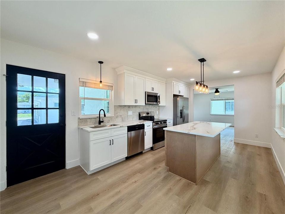 For Rent: $2,450 (2 beds, 1 baths, 906 Square Feet)