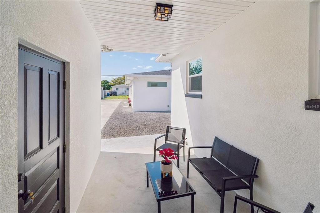 For Rent: $2,450 (2 beds, 1 baths, 906 Square Feet)