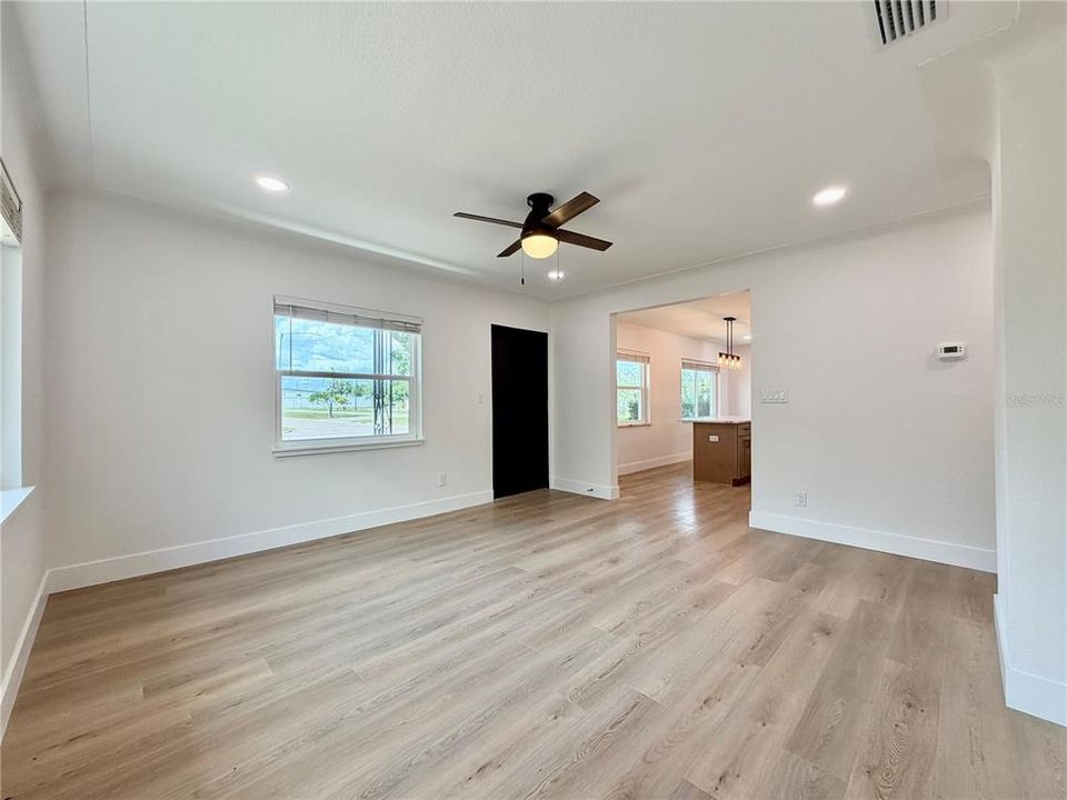 For Rent: $2,450 (2 beds, 1 baths, 906 Square Feet)