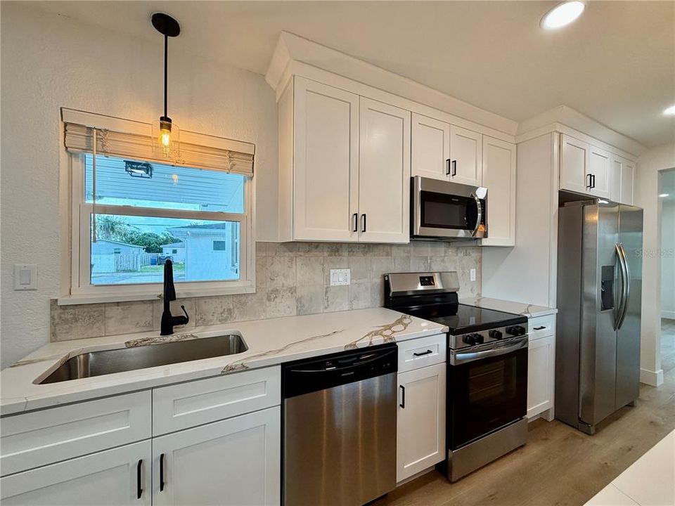 For Rent: $2,450 (2 beds, 1 baths, 906 Square Feet)