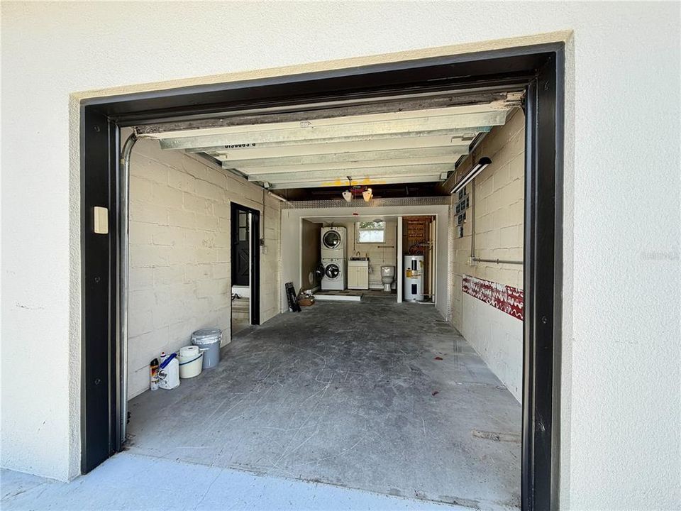 For Rent: $2,450 (2 beds, 1 baths, 906 Square Feet)
