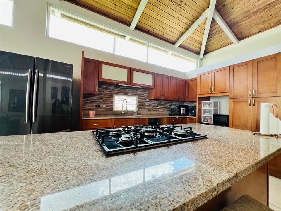 En Venta: $630,000 (4 camas, 4 baños, 2800 Pies cuadrados)