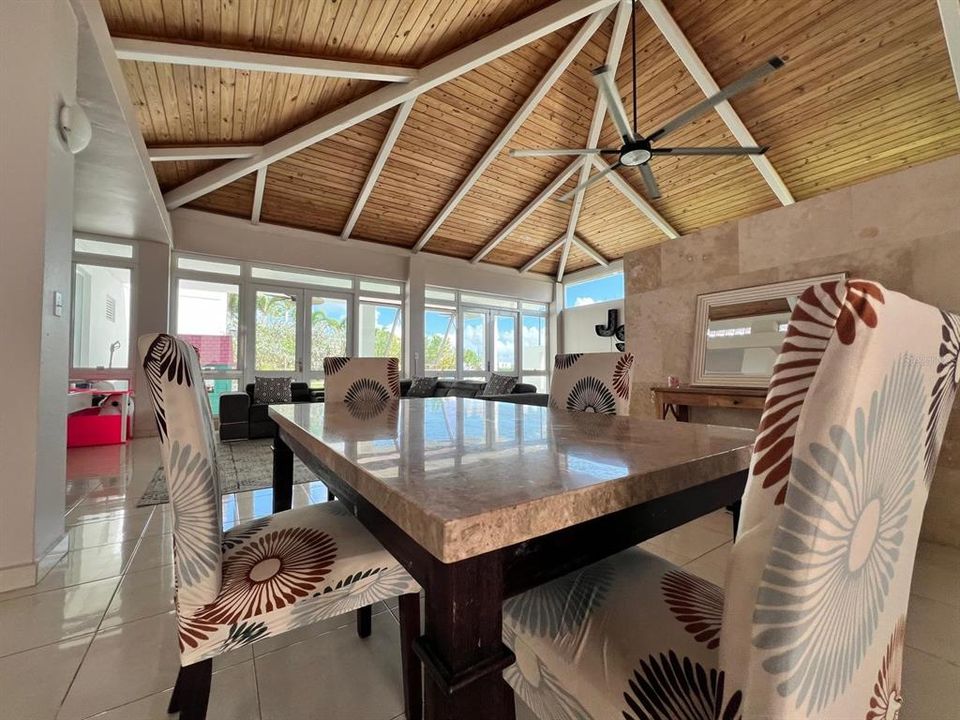 En Venta: $630,000 (4 camas, 4 baños, 2800 Pies cuadrados)