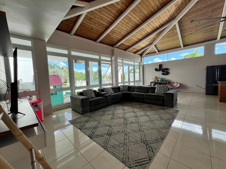 En Venta: $630,000 (4 camas, 4 baños, 2800 Pies cuadrados)