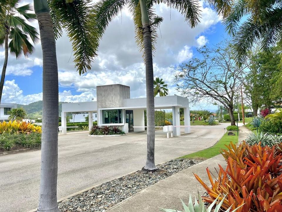 En Venta: $630,000 (4 camas, 4 baños, 2800 Pies cuadrados)