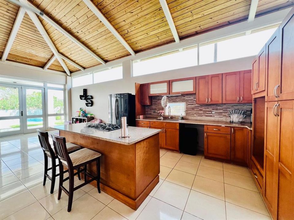 En Venta: $630,000 (4 camas, 4 baños, 2800 Pies cuadrados)