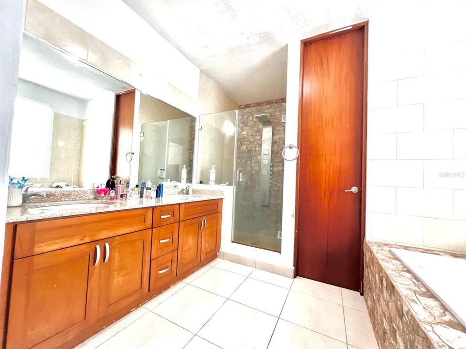 En Venta: $630,000 (4 camas, 4 baños, 2800 Pies cuadrados)