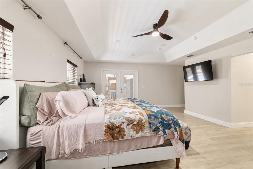 For Sale: $699,900 (3 beds, 2 baths, 2272 Square Feet)