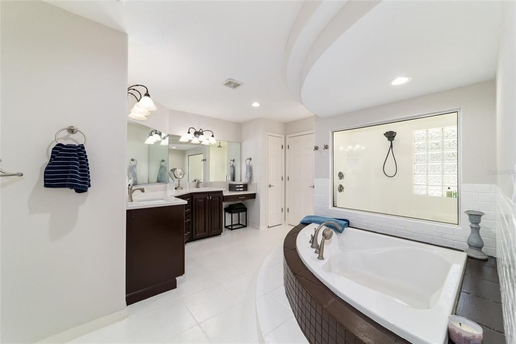For Sale: $699,900 (3 beds, 2 baths, 2272 Square Feet)