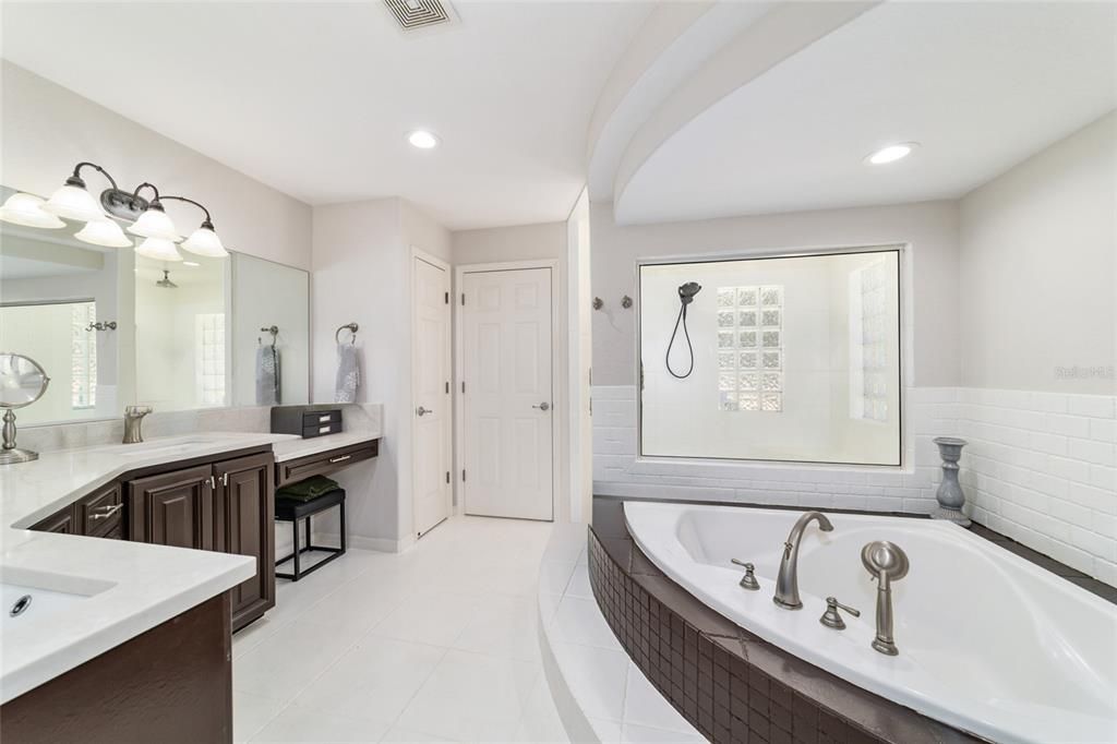 For Sale: $699,900 (3 beds, 2 baths, 2272 Square Feet)