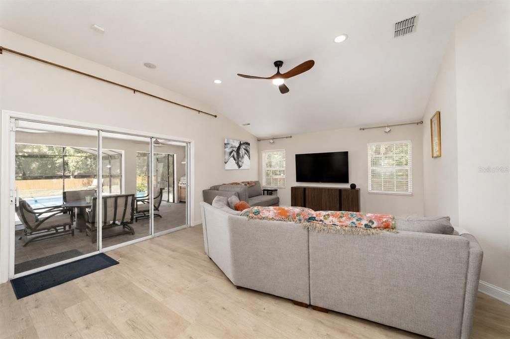 For Sale: $699,900 (3 beds, 2 baths, 2272 Square Feet)