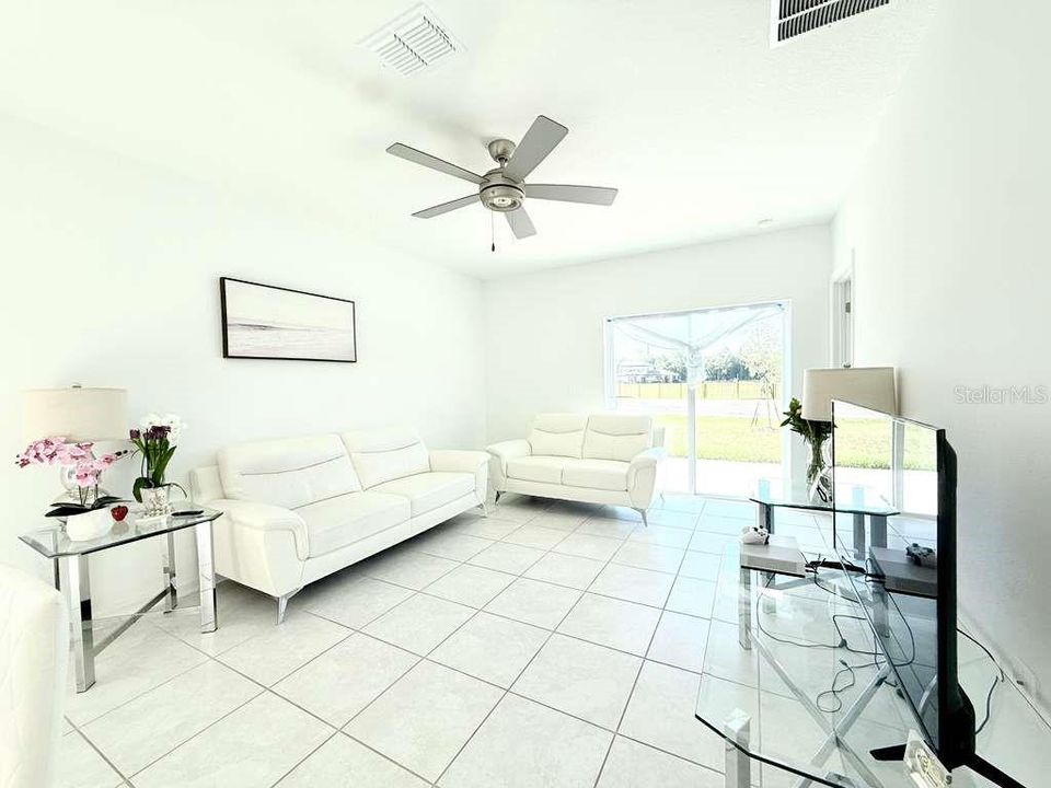 For Rent: $2,400 (3 beds, 2 baths, 1432 Square Feet)