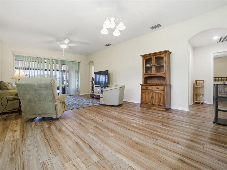 Activo con contrato: $313,000 (3 camas, 2 baños, 1486 Pies cuadrados)