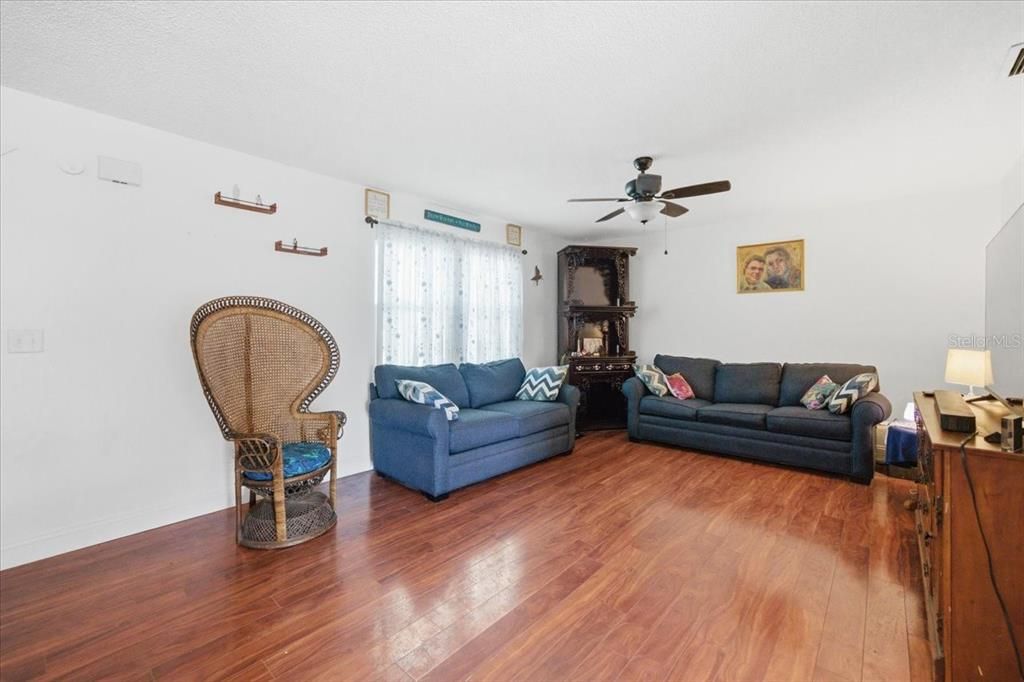 For Sale: $256,000 (2 beds, 2 baths, 943 Square Feet)