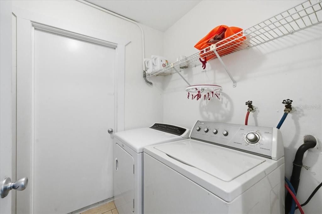 For Sale: $256,000 (2 beds, 2 baths, 943 Square Feet)