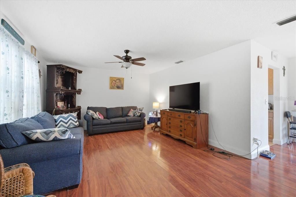 For Sale: $256,000 (2 beds, 2 baths, 943 Square Feet)