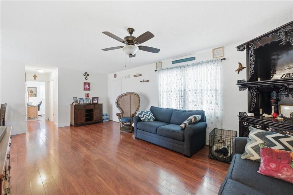 For Sale: $256,000 (2 beds, 2 baths, 943 Square Feet)