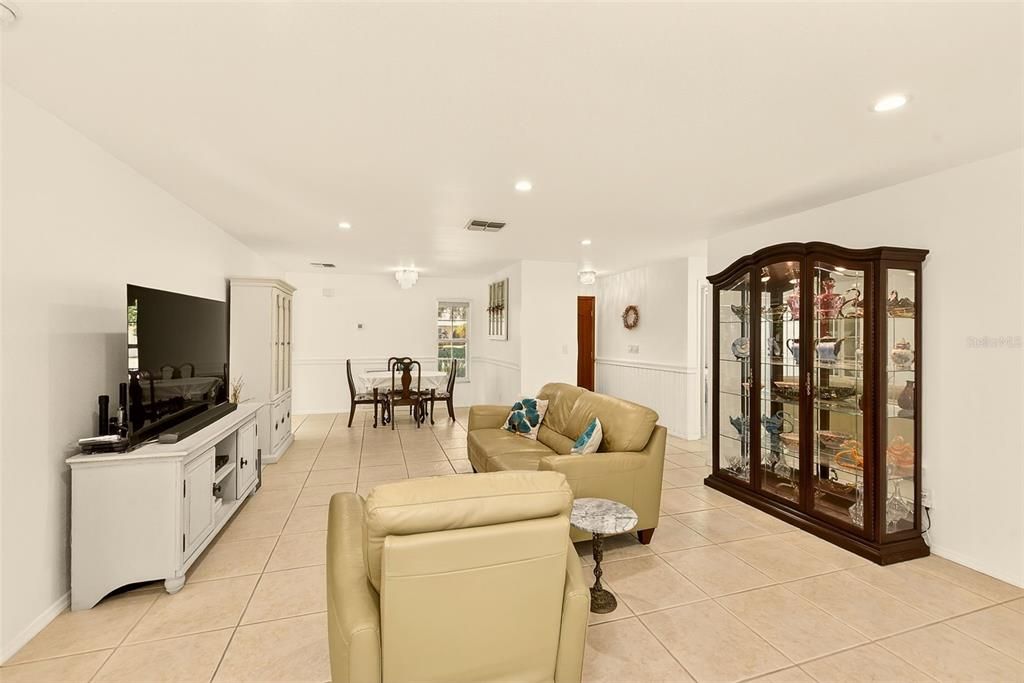 Activo con contrato: $550,000 (3 camas, 3 baños, 1665 Pies cuadrados)