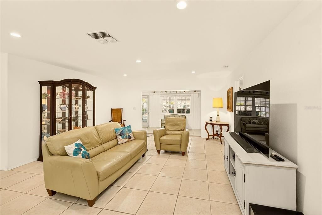 Activo con contrato: $550,000 (3 camas, 3 baños, 1665 Pies cuadrados)