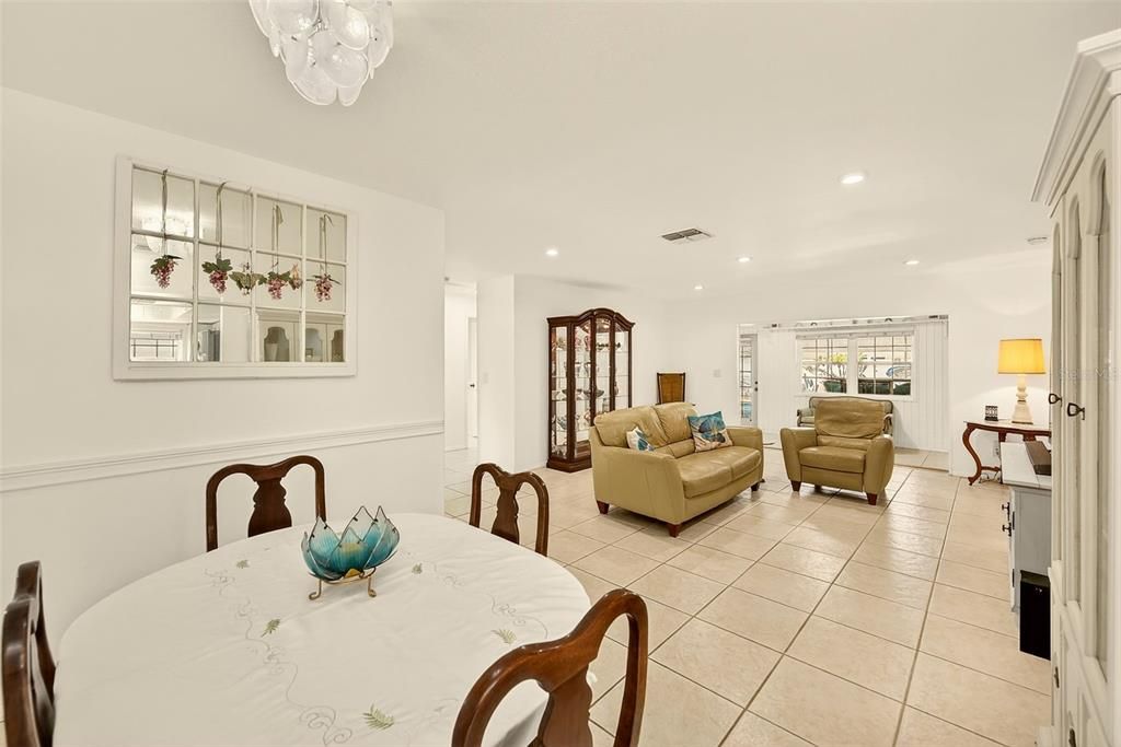 Activo con contrato: $550,000 (3 camas, 3 baños, 1665 Pies cuadrados)