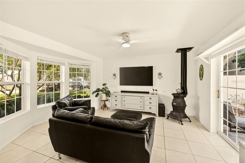 Activo con contrato: $550,000 (3 camas, 3 baños, 1665 Pies cuadrados)