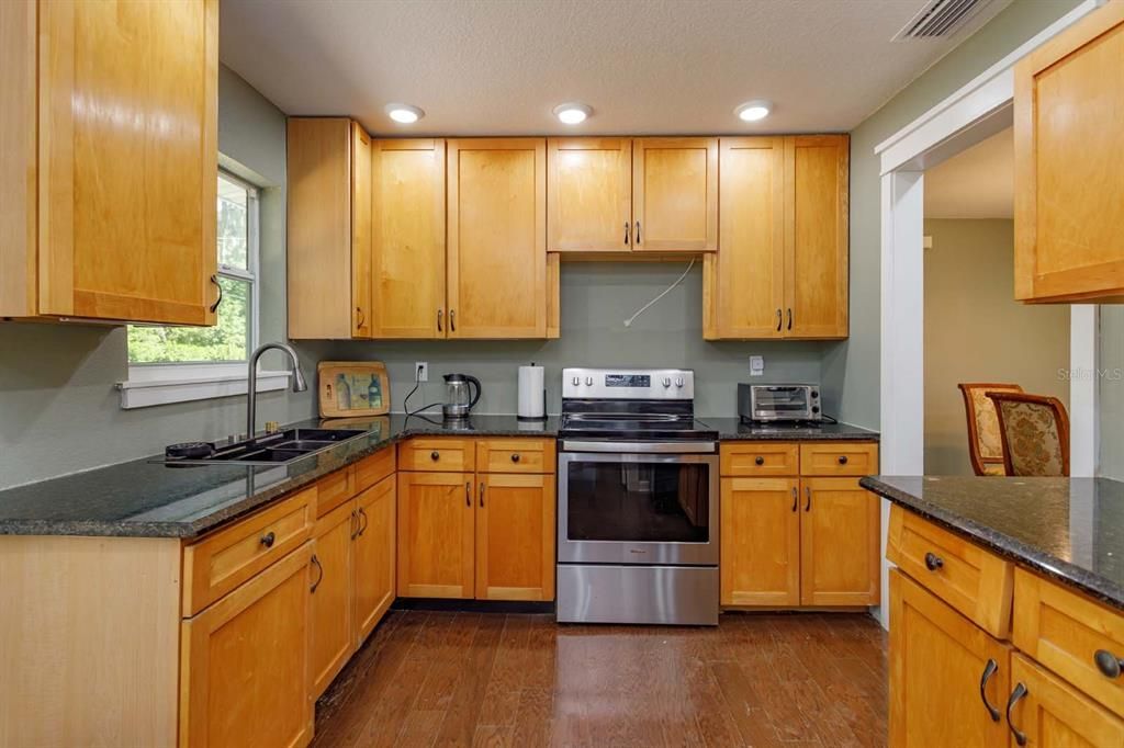На продажу: $350,000 (4 спален, 0 ванн, 1350 Квадратных фут)