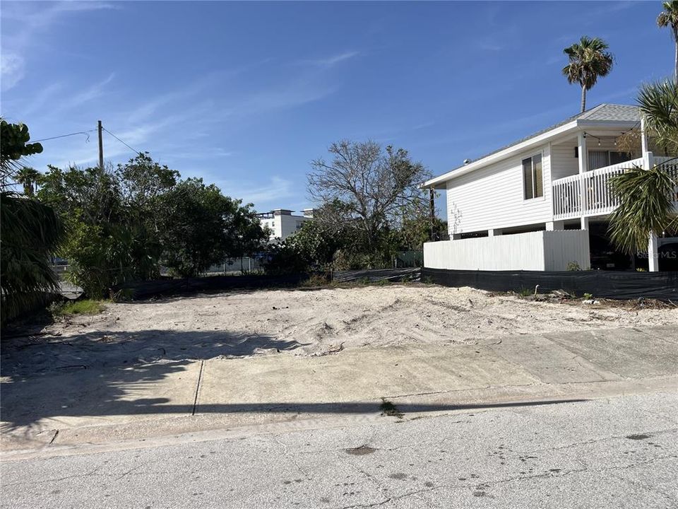На продажу: $275,000 (0.07 acres)
