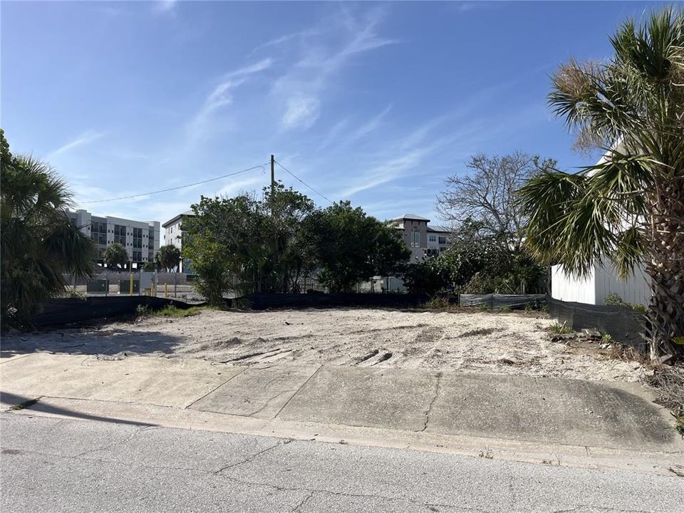 На продажу: $275,000 (0.07 acres)