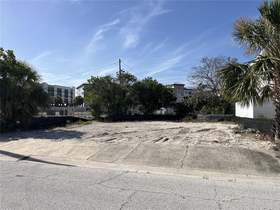 На продажу: $275,000 (0.07 acres)