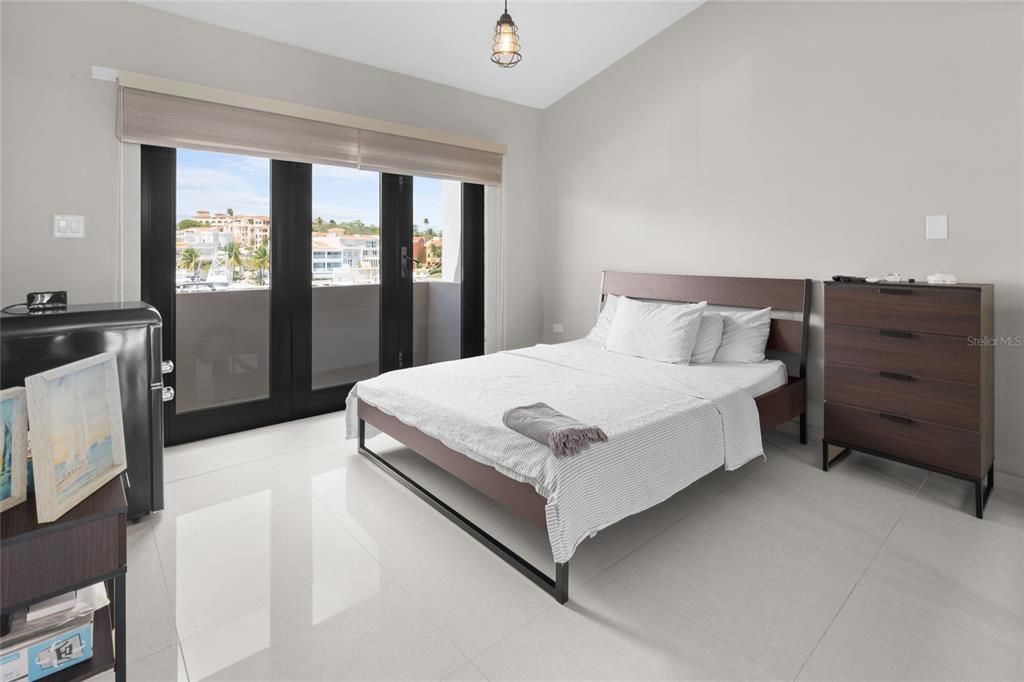 En Venta: $1,345,000 (3 camas, 3 baños, 1691 Pies cuadrados)
