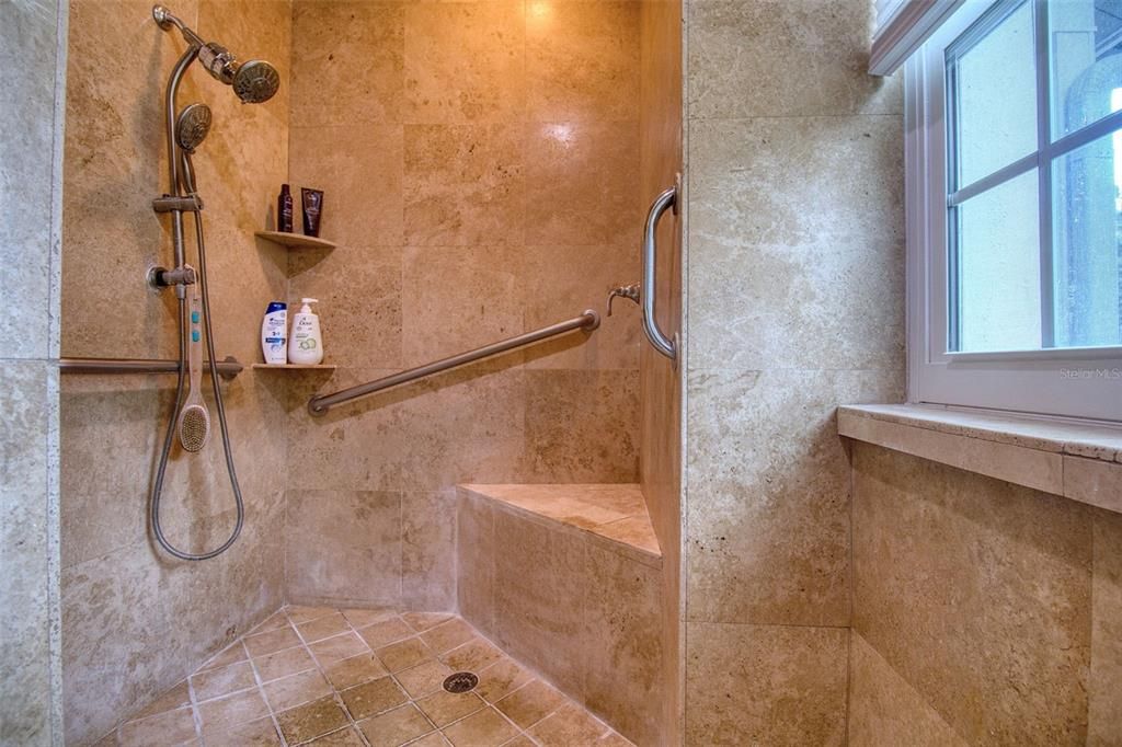 Под контрактом: $549,900 (3 спален, 2 ванн, 1652 Квадратных фут)