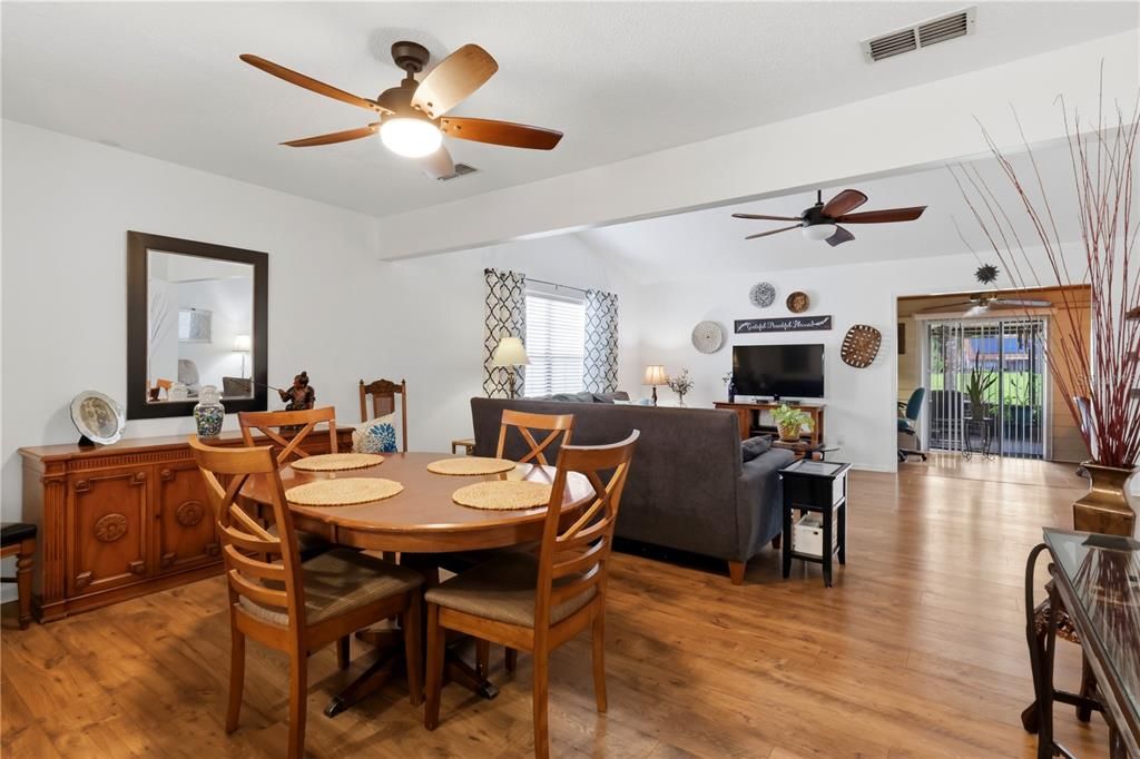 Activo con contrato: $199,999 (3 camas, 2 baños, 1564 Pies cuadrados)