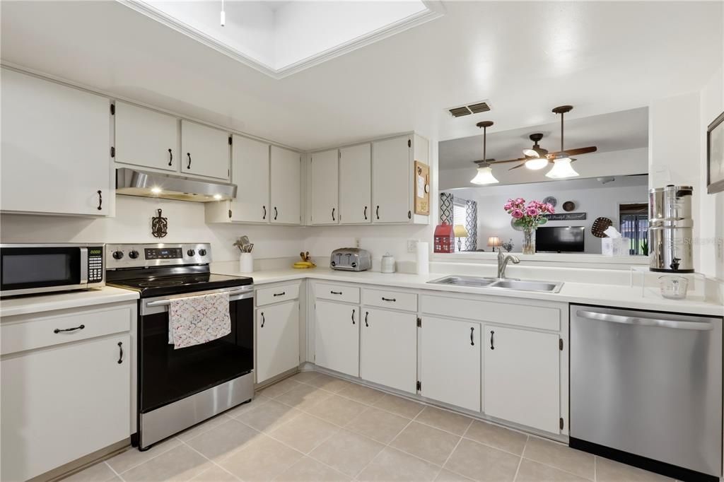 Activo con contrato: $199,999 (3 camas, 2 baños, 1564 Pies cuadrados)