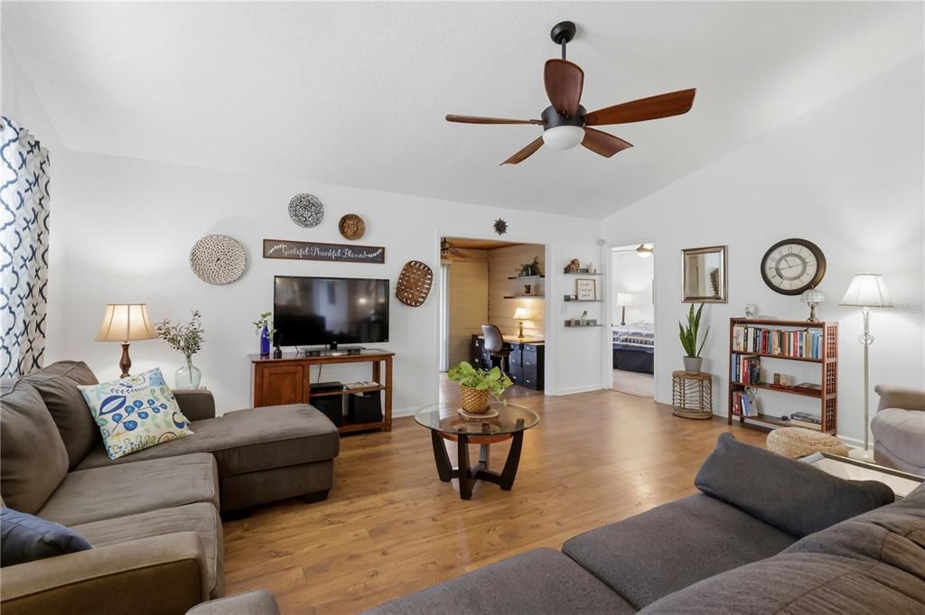 Activo con contrato: $199,999 (3 camas, 2 baños, 1564 Pies cuadrados)