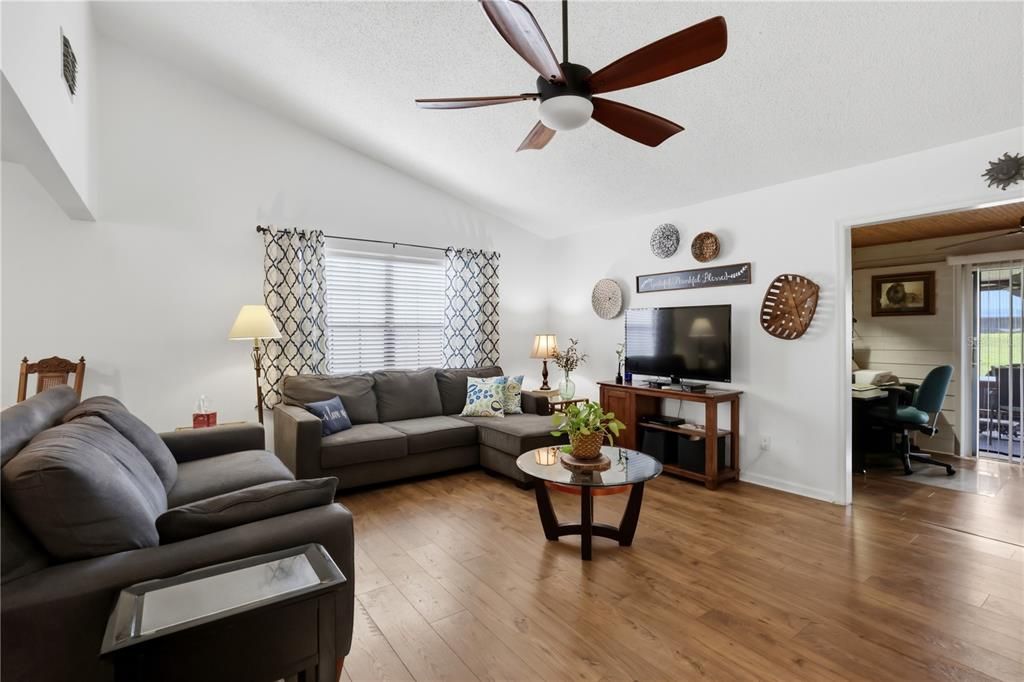 Activo con contrato: $199,999 (3 camas, 2 baños, 1564 Pies cuadrados)
