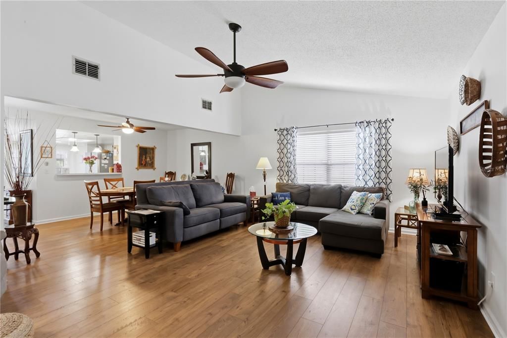 Activo con contrato: $199,999 (3 camas, 2 baños, 1564 Pies cuadrados)