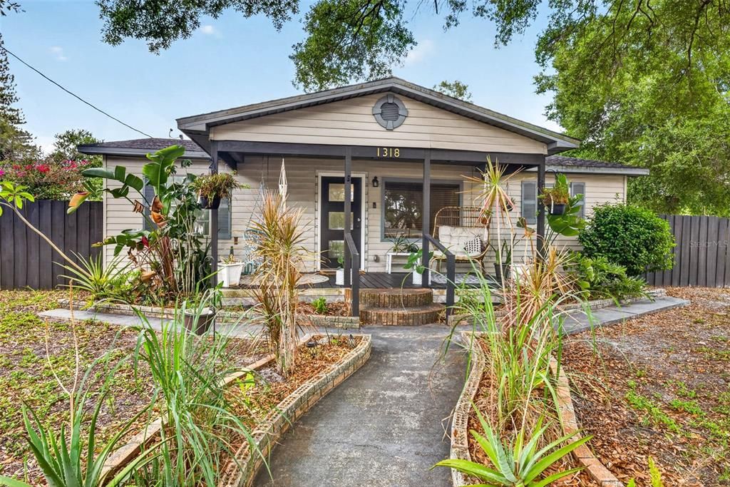 For Sale: $355,000 (3 beds, 2 baths, 1300 Square Feet)