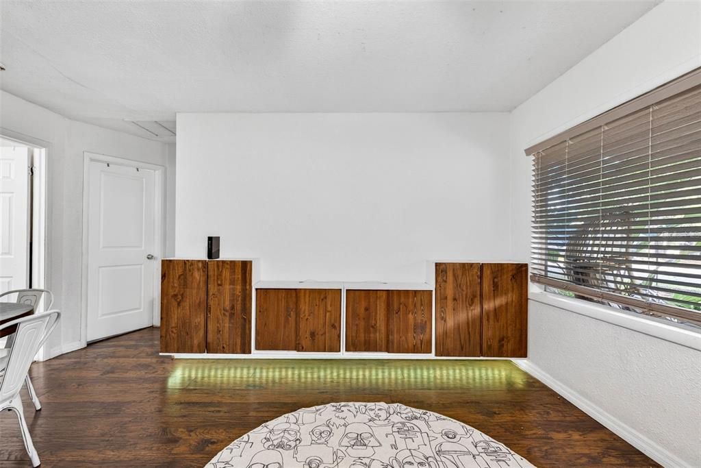 For Sale: $355,000 (3 beds, 2 baths, 1300 Square Feet)