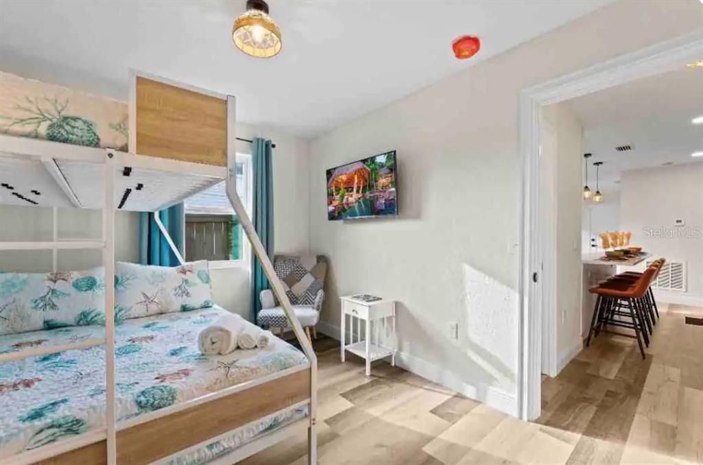 На продажу: $333,000 (2 спален, 1 ванн, 792 Квадратных фут)