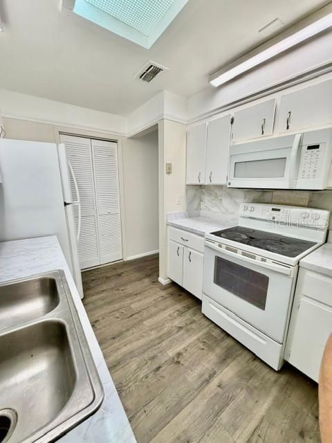 For Rent: $1,349 (2 beds, 2 baths, 930 Square Feet)