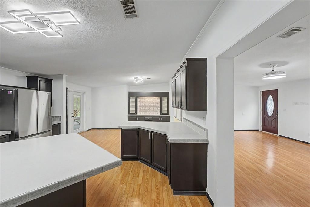 En Venta: $349,000 (4 camas, 2 baños, 2356 Pies cuadrados)