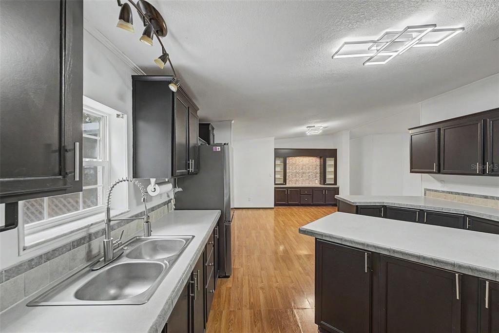 En Venta: $349,000 (4 camas, 2 baños, 2356 Pies cuadrados)