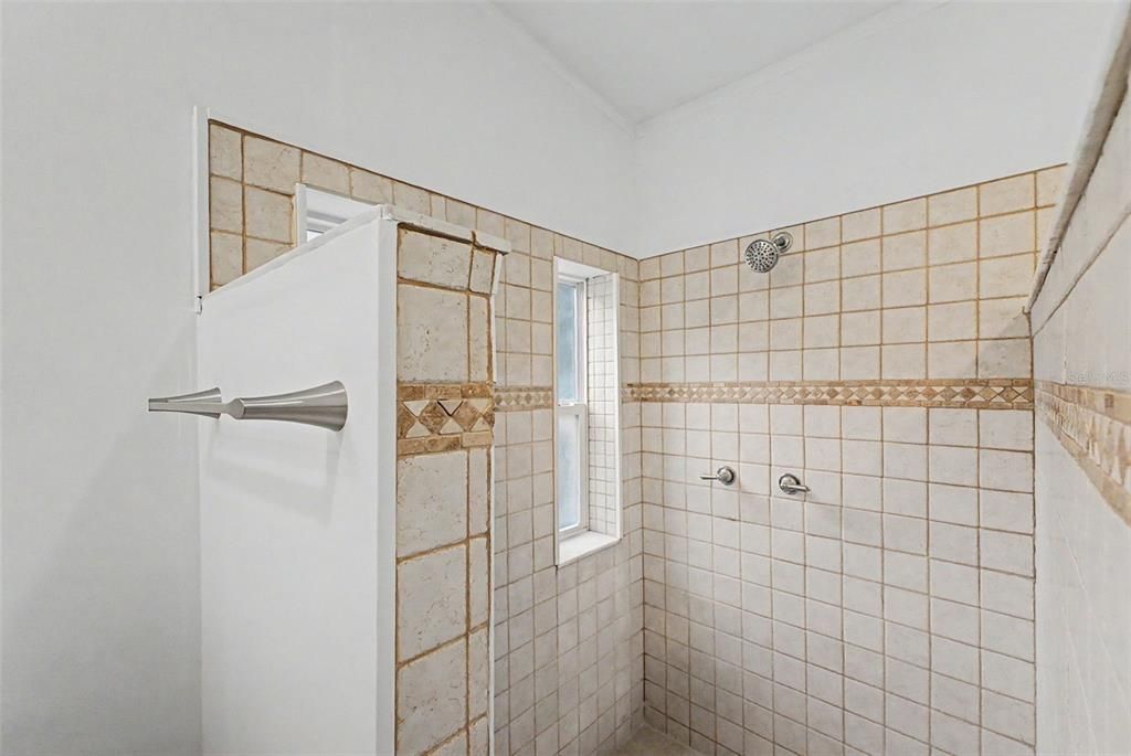 En Venta: $349,000 (4 camas, 2 baños, 2356 Pies cuadrados)