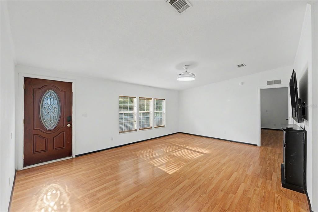 En Venta: $349,000 (4 camas, 2 baños, 2356 Pies cuadrados)