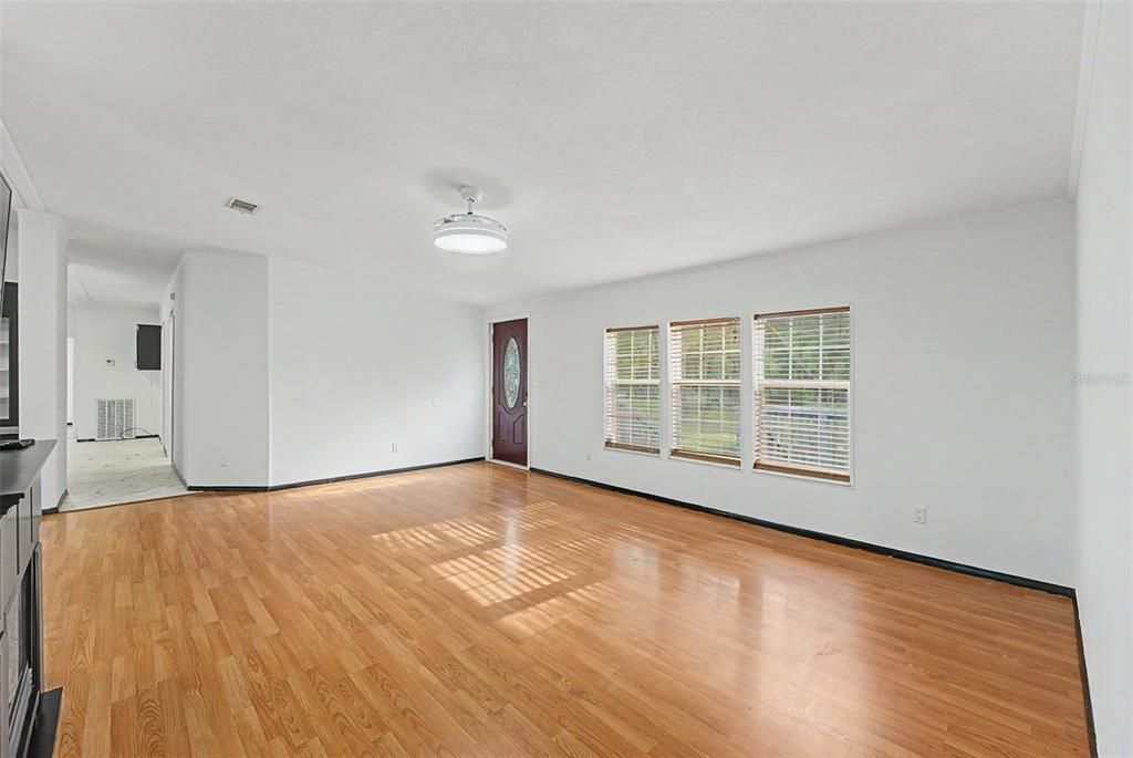 En Venta: $349,000 (4 camas, 2 baños, 2356 Pies cuadrados)